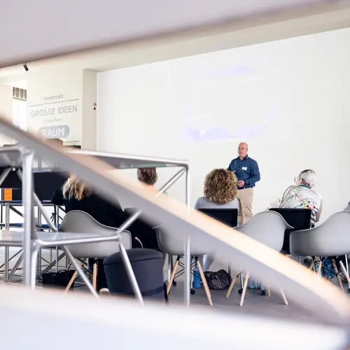Mann hält einen Vortrag bei einem Workshop im KoWerk 76